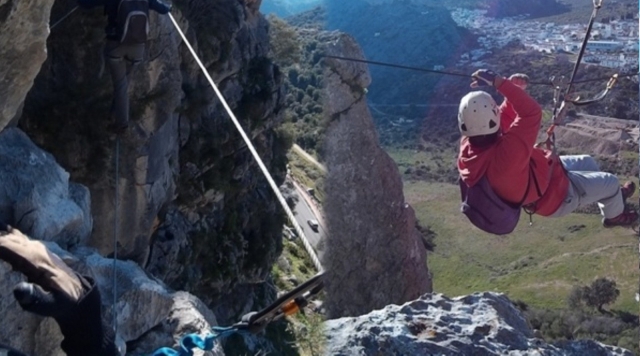 Atravesando la ferrata por las guías